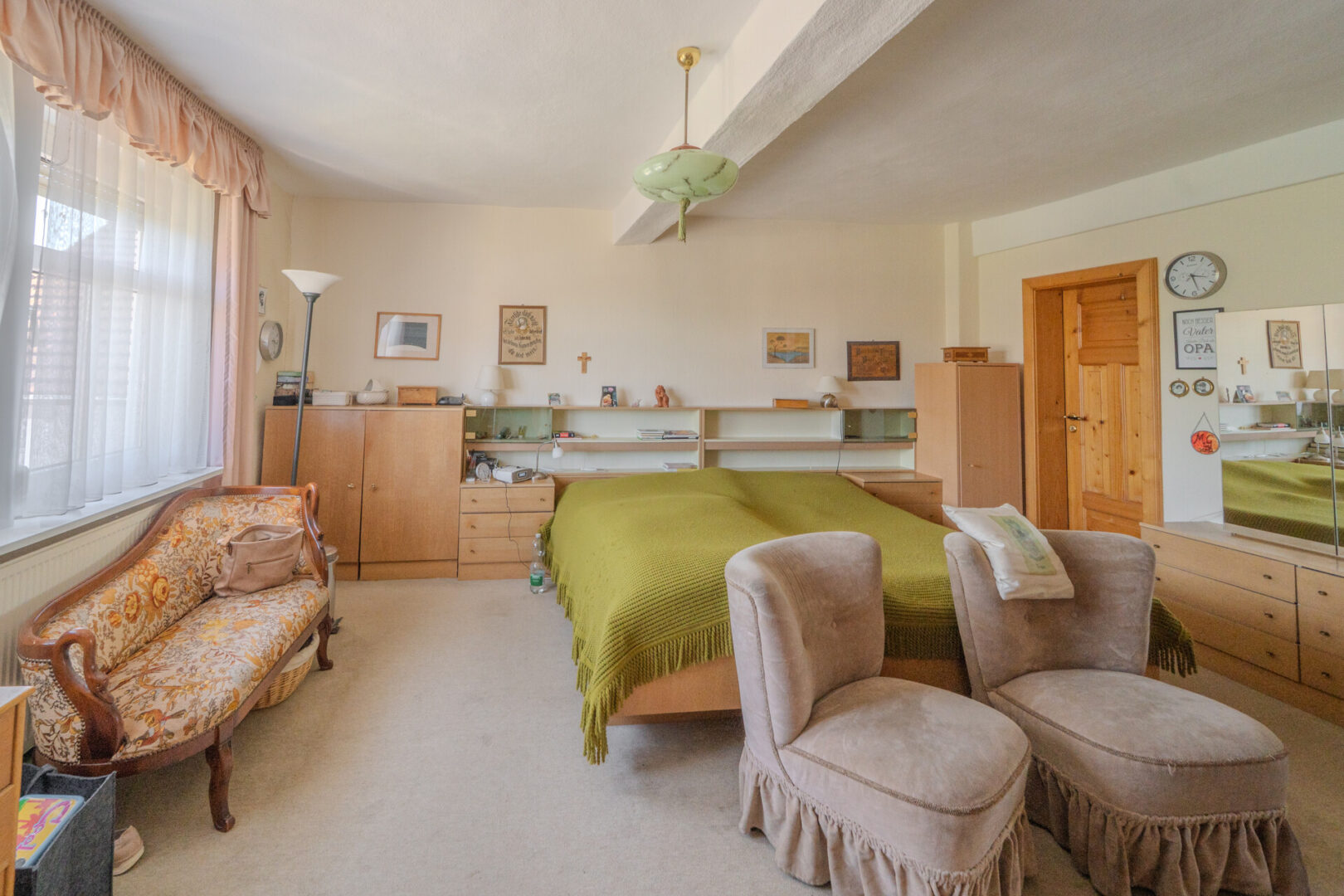 Schlafzimmer mit Zugang zum Bad und Ankleide 1.OG