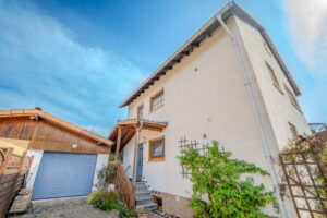 Frontansicht mit Garage