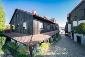Frontansicht von der Straße von oben