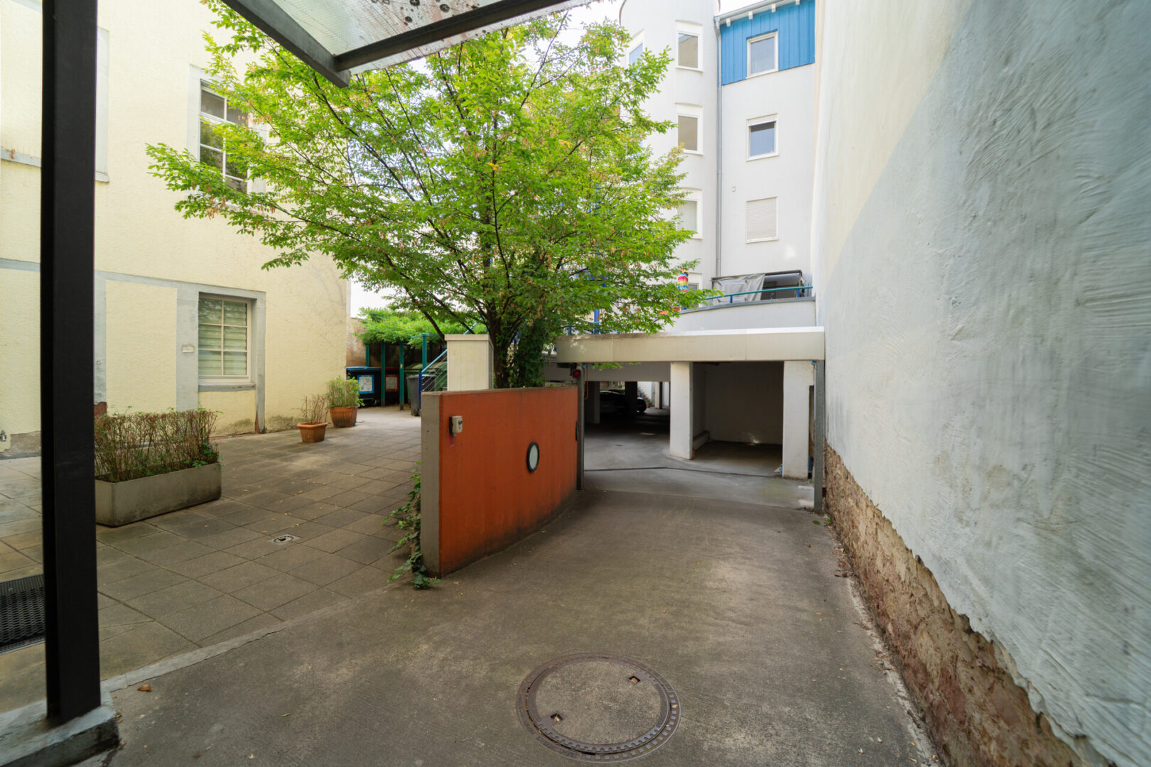 Innenhof u. Stellplatz